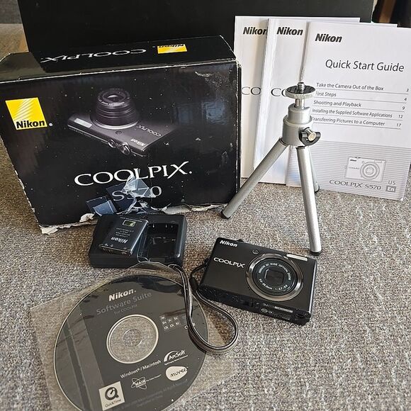 NIKON Coolpix S570 Compact Pocket Digital Camera. Wide 5X Zoom 12MP 3200 iso - Picture 1 of 15